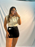 Pantalón corto oscuro